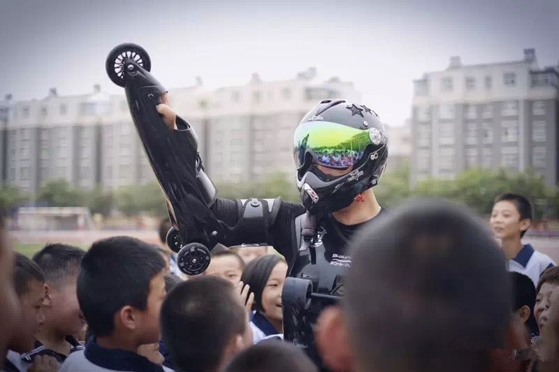 轮滑变形金刚 中国RollerMan 第一人--FREEZY