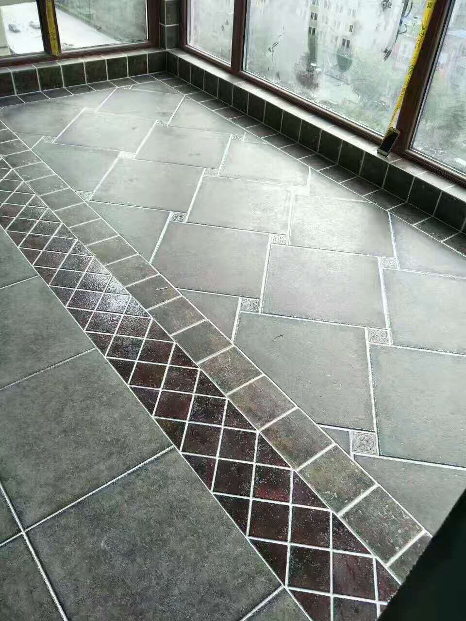 图案不明显时, 按背面箭头统一方向铺贴.